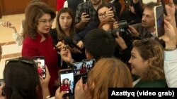 Ақпарат және мәдениет министрі Аида Балаева журналистердің сұрағына жауап беріп тұр. Астана, 2 қыркүйек, 2024 жыл.