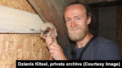 Денис Китель с совенком в руках, фото из личного архива