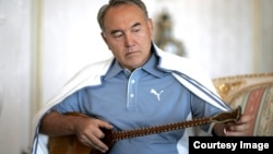 Президент Казахстана Нурсултан Назарбаев с домброй. Фото с сайта Akorda.kz.