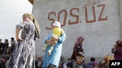 Узбекские беженцы на киргизо-узбекской границе, 15 июня 2010 г.