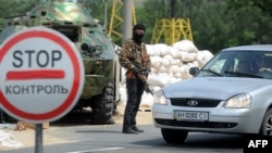 Чек аранын өткөрүү пунктунда турган орусиячыл согушкер. 2014-жыл. Донецк.
