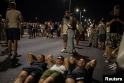 Пратэстоўцы блякуюць дарогу ў Бялградзе 29 чэрвеня