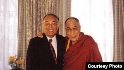 Әркин Алптекин (c) Далай Лама белән