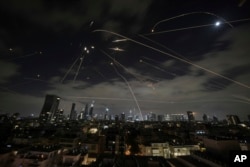 Работа системы ПВО Израиля, пытающейся сбить иранские ракеты