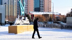 Прохожий на улице в Нур-Султане.