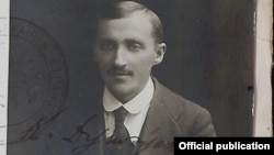 Кляўдуш Дуж-Душэўскі, архітэктар, выдавец, журналіст, які распрацаваў узор сьцяга БНР.