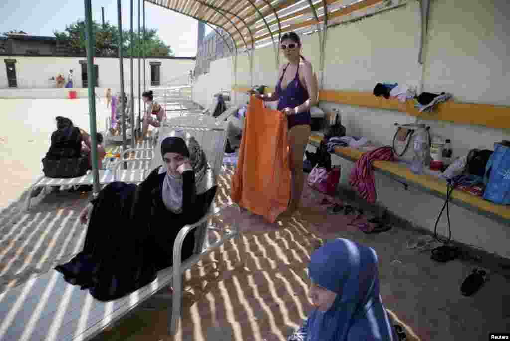 Дагестан. Юные приверженцы салафизма на пляже в Дербенте