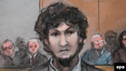 Джохар Царнаев во время судебного разбирательства по делу о теракте, май 2015 года.
