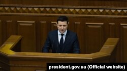 Президент підписав документ під час виступу у Верховній Раді 1 лютого