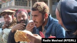 تعدادی از افرادی که در نتیجه تحولات دو سال اخیر در افغانستان وظایف خود را از دست داده و کنار جاده در انتظار یافتن کار اند