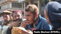 تعدادی از افرادی که در نتیجه تحولات دوسال گذشته در افغانستان وظایف خود را از دست داده و حالا روی جاده ها در انتظار یافتن کار هستند 