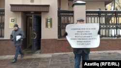 ТИҮ рәисе Фәрит Зәкиев Русия баш прокуратурасы бинасы каршында ялгыз пикетта