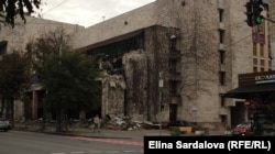 «Квіти України» зі зруйнованим фасадом