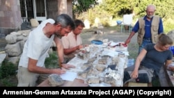 Թիմի անդամներից ոմանք աշխատում են գտածոների հետ «Արտաշատի» հնագիտական վայրի մոտ գտնվող իրենց «բազային ճամբարում»: