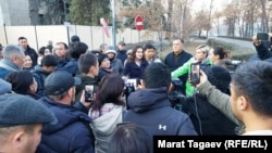  Өмүрбек Текебаевдин тарапташтары УКМКнын алдында. 1-декабрь, 2021-жыл.