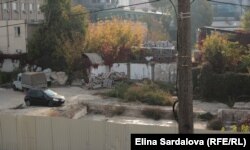 Місце розташування будинку, обнесене парканом, жовтень 2021 року