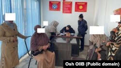 Жүзүн толук жаап жүргөн адамдарга айып пул салуу учуру. Ош ОИИБ тараткан сүрөт.