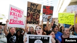 Курал сатылуусуна көзөмөлдү күчөтүүнү талап кылгандардын акциясы. Флорида, 17-февраль, 2018-жыл. 