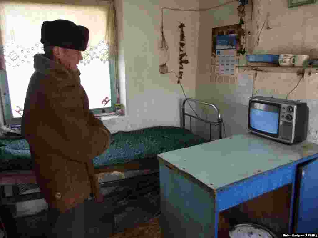 Троллейбус депосунун кароолчусу Курманбек Аалиев. Ал бул жерде беш жылдан бери иштейт. Өз үйү жок болгондуктан ал күнү-түну ушул жерде.&nbsp;