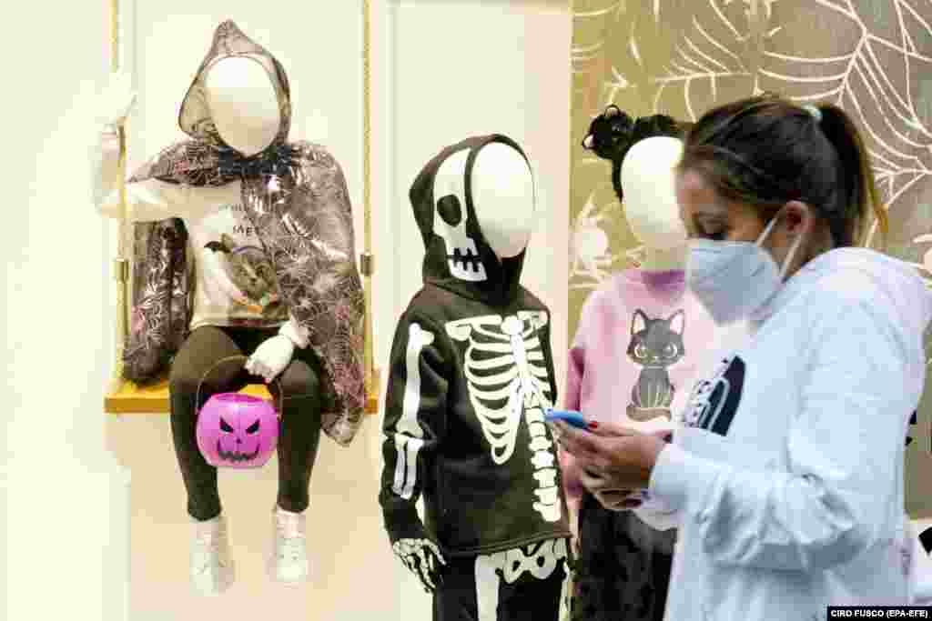 Вітрина крамниці в Неаполі, південь Італії. Через спалах COVID-19 у регіоні на вихідні, що випадають на Геловін, у барах, ресторанах та нічних закладах запровадили комендантську годину з 22:00 &nbsp;