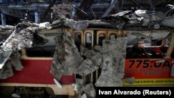 15-nji iýunda Harkowda rus goşuny tarapyndan oka tutulan tramwaý deposyndaky tramwaý galyndysy.
