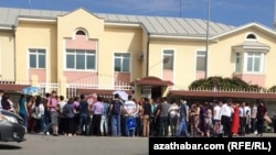 Орусиянын Ашхабаддагы элчилигинин алдында документ тапшыруу үчүн кезек күткөн түркмөн жарандары. 2019-жылдын май айы. 