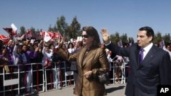 Тунистеги 10 жыл мурдагы окуялардан соң бийликтен кулатылган  президент Бен Али жубайы менен. 