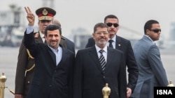 Президент Ірану Махмуд Ахмадінежад (ліворуч) і новий президент Єгипту Мухаммад Мурсі (праворуч), 5 лютого 2013 року