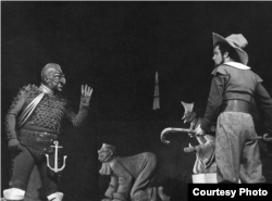 Постановка "Дракона" в театре Комедии, 1962. Ланцелот - Г. Воропаев (справа), Дракон - Л. Колесов. Фото Нины Аловерт.