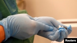 «Pfizer-BioNTech» вакцинасы эмдөө үчүн даярдалууда. Вентспилс, Латвия. 2020-жылдын 28-декабры.