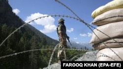 Жамму жана Кашмирдеги Пакистан менен чек арадагы "Көзөмөл чегинде" турган индиялык аскер. 