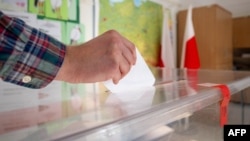 Выбарнік галасуе на выбарах прэзыдэнта Польшчы, 1 чэрвеня 2025 году. Архіўнае фота