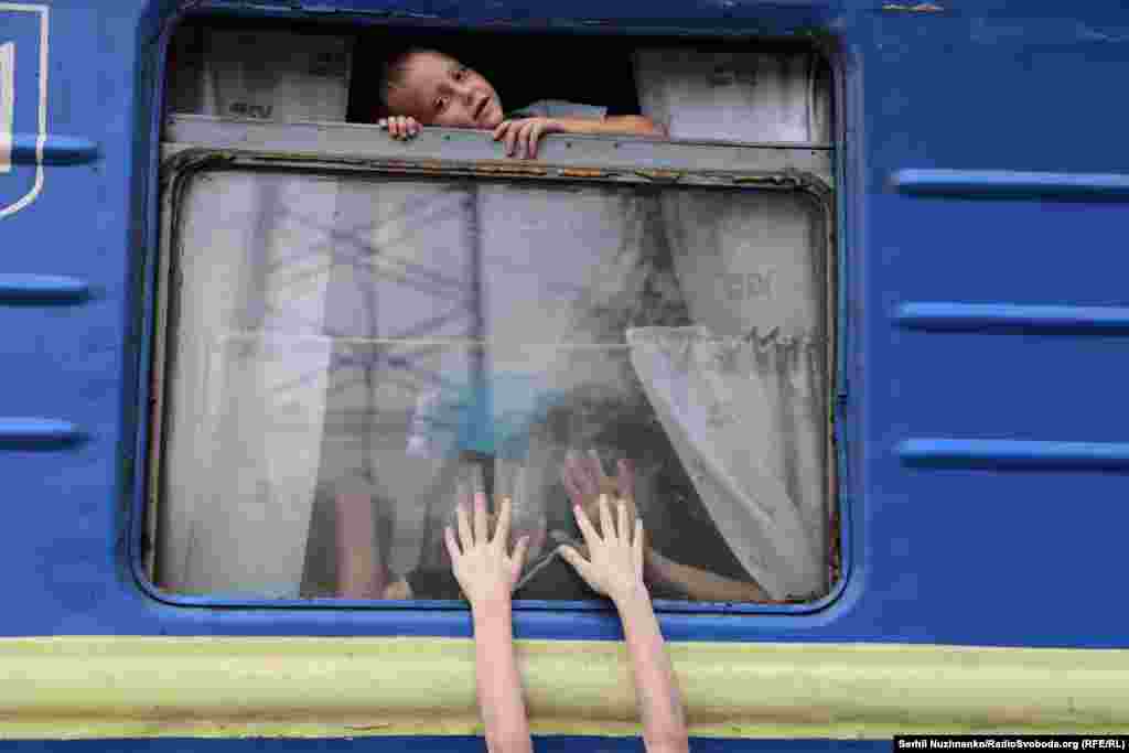 Эвакуацыя цывільнага насельніцтва з Данецкай вобласьці, чыгуначны вакзал Пакроўску, жнівень 2024 году. З 24 лютага 2022 году амаль 6,5 мільёна ўкраінцаў, большасьць зь якіх жанчыны і дзеці, сталі ўцекачамі ў замежных дзяржавах. Яшчэ 4,9 мільёна, сярод іх амаль мільён дзяцей, сталі перамешчанымі асобамі ўнутры Ўкраіны. І да сёньня дзяржаўныя і валянтэрскія эвакуацыйныя групы працягваюць эвакуаваць дзяцей зь небясьпечных раёнаў, бо Расея працягвае наступ, руйнуючы гарады і вёскі