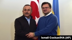 Мевлүт Чавушоглу Украинанын тышкы иштер министри Дмитрий Кулеба менен. 