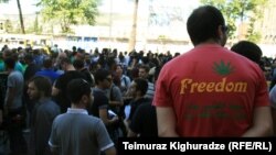 2 июня представители движения, названного в честь этого дня («движение Второго июня»), планируют провести акцию с требованием декриминализации марихуаны и исполнения одного из главных предвыборных обещаний «Грузинской мечты» – пересмотра государственной наркополитики