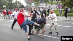 Euro 2012: Русия һәм Польша җанатарлары