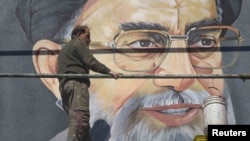 Eýranyň ýokary dini ýolbaşçysy Aýatolla Ali Hameneýiniň suraty Tährandaky unwersitetiň gapdalyndaky diwaryň ýüzünde, 2012-nji ýylyň 24-nji fewraly.