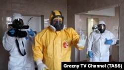 Рамзан Кадыров (в центре) инспектирует больницу в Грозном. 20 апреля 2020 года