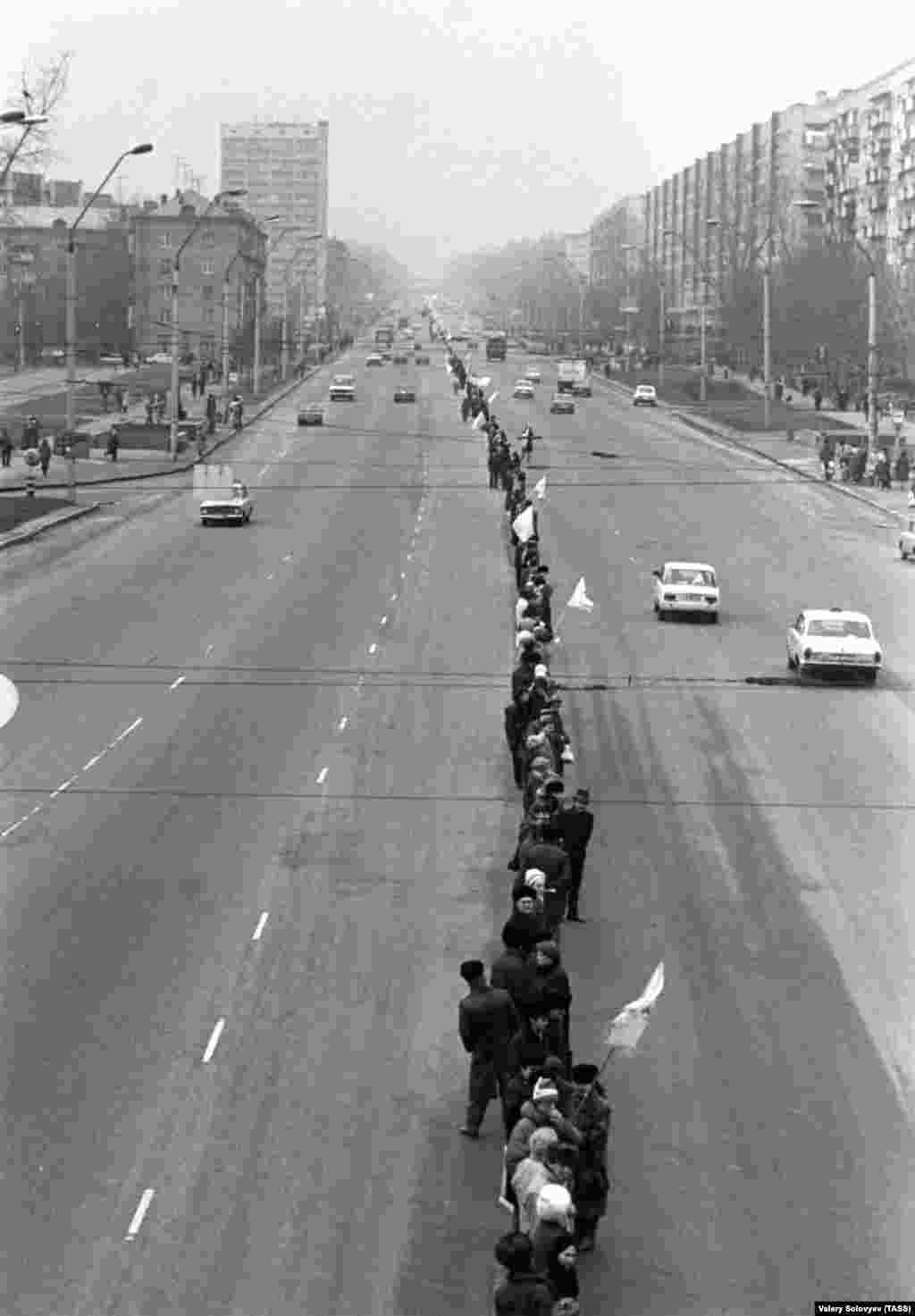 Людская цепь посреди улицы в Киеве. Историческое событие произошло в период значительных политических перемен в Советском Союзе. Политика &laquo;гласности&raquo; и &laquo;перестройки&raquo; президента Михаила Горбачёва привела к увеличению политической свободы и активности &nbsp;