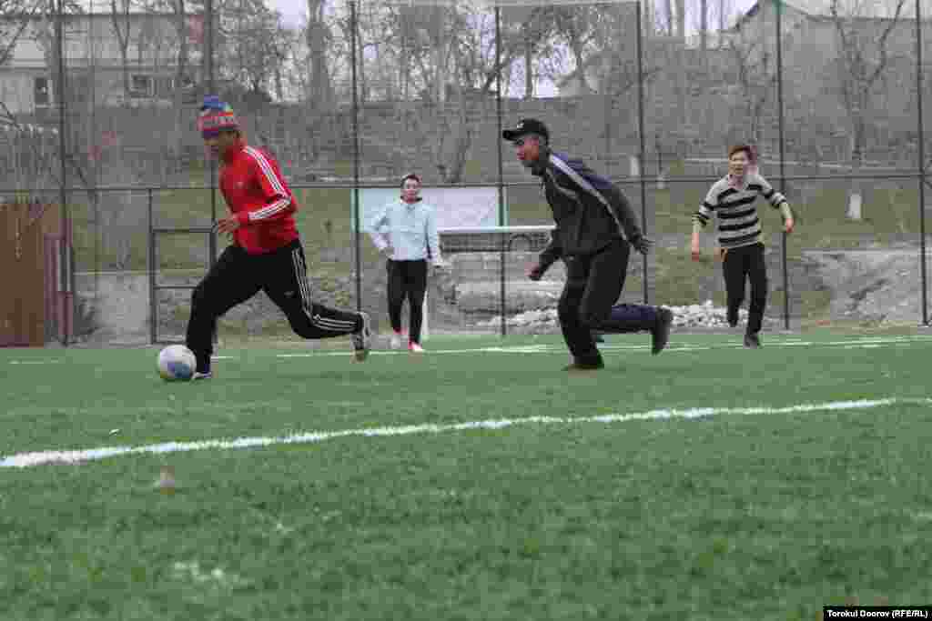 Аянтчаны иштеткендер анын курулушуна 2 млн.сомдой акча сарпталганын айтышты.