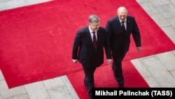 Петро Порошенко (ліворуч) і Олександр Лукашенко (праворуч)