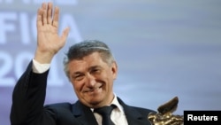 Александр Сокуров с Гран-при Венецианского кинофестиваля - наградой за фильм "Фауст".