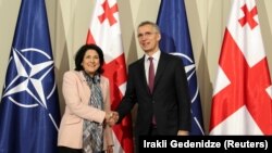 Президент Грузии Саломе Зурабишвили и генсек НАТО Йенс Столтенберг