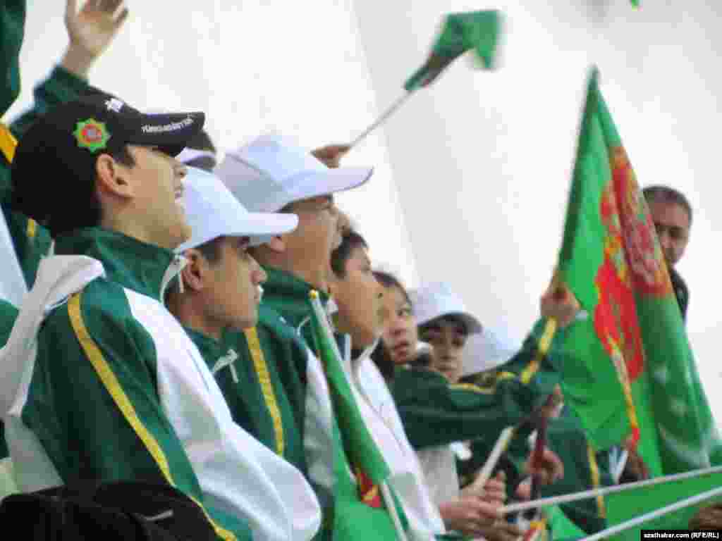 Ýurtda gurnalýan dürli sport ýaryşlaryna hem tomaşaçy hökmünde ýaş çagalary gatnadýarlar.