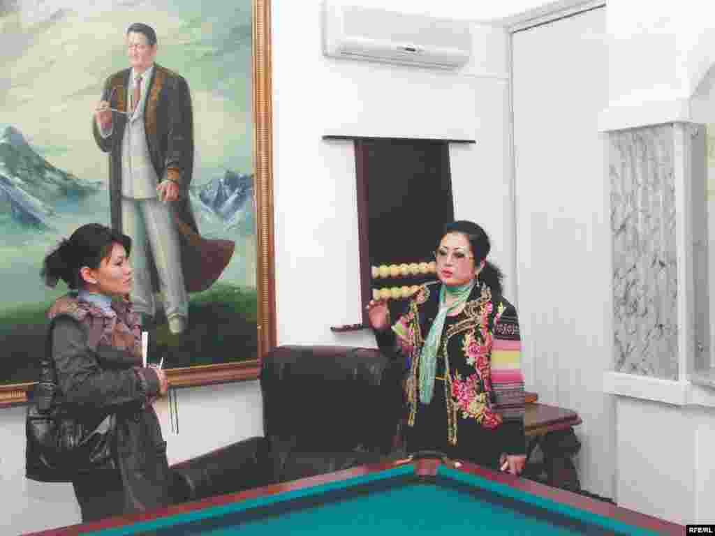 Макпал Жунусова (справа) показывает комнату, где  Заманбек Нуркадилов был найден мертвым. Алматы, 27 октября 2006 года. - Макпал Жунусова в Доме-музее Заманбека Нуркадилова. Алматы, 27 октября 2006 года. 