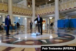 Экс-президент Казахстана Нурсултан Назарбаев голосует на референдуме, Астана, 6 октября 2024 года