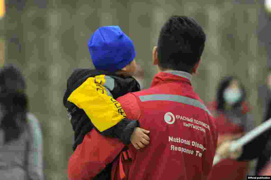 Ирактын расмий өкүлдөрү чет элдик аялдар менен балдар Мосул шаарынын түштүгүндөгү лагерде кармалып турушканын, алардын тек-жайын, жарандыгын тактоо аракеттери жүрүп жатканын 2017-жылы августа билдиришкен.&nbsp;