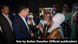 Садыр Жапаров  "Өзгөн-Мунара-2021" фестивалынын катышуучулары менен жолугуу учурунда. 18-сентябрь, 2021-жыл. 