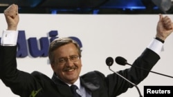 Бронислав Коморовский шайлоо күнү колдоочуларынын алдында.