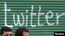 В Египте "Твиттер" был вполне революционным инструментом. Каир, 5 февраля 2011 г